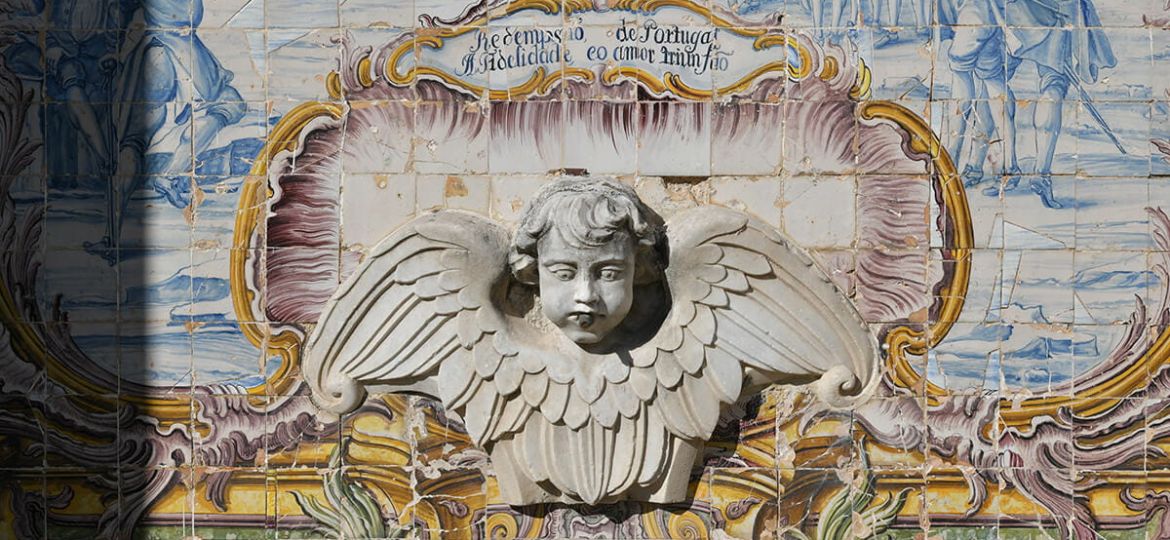 Jardim do Palácio da Independência- pormenor da fonte manuelina: na parte inferior do painel, em cartela, a legenda " Redempção de Portugal. A Fidelidade e o Amor Triunfão". Foto:MJNunes