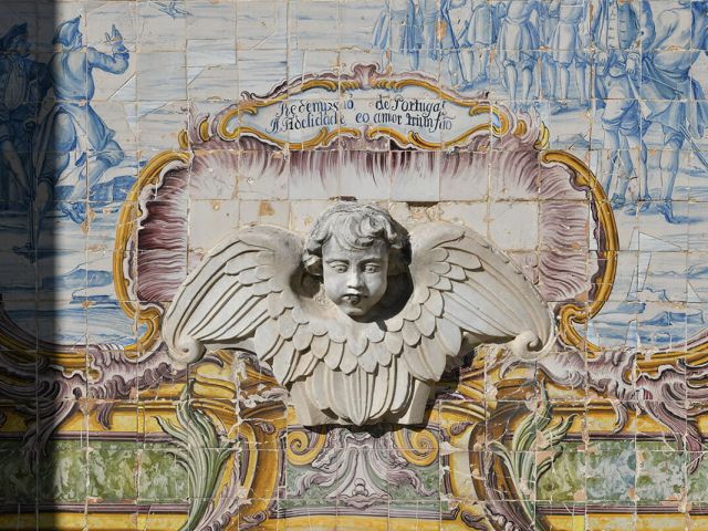 Jardim do Palácio da Independência- pormenor da fonte manuelina: na parte inferior do painel, em cartela, a legenda " Redempção de Portugal. A Fidelidade e o Amor Triunfão". Foto:MJNunes