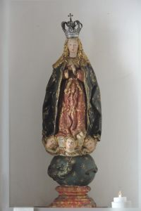 Imaculada Conceição Portugal, século XVIII Madeira dourada, estofada e policromada 51,5 x lar. 18 x 16 cm